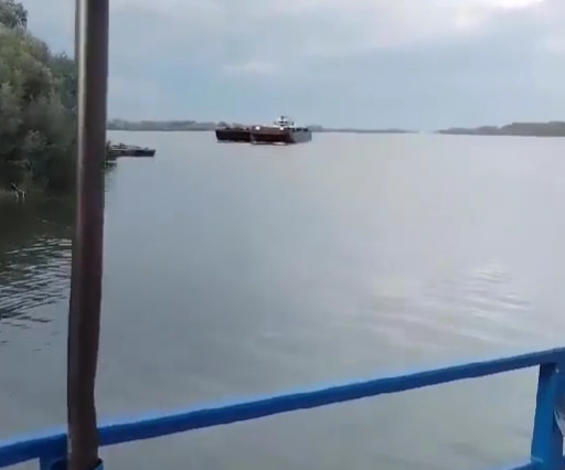 STRAVIČAN PRIZOR NA DUNAVU Teretni brod izgubio kontrolu, uništio splav (VIDEO)