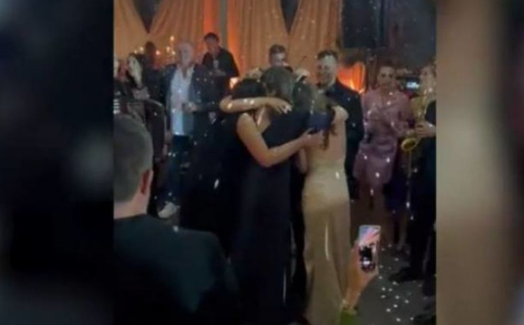 EMOTIVNI TRENUTAK Aco Pejović zapjevao najveći hit, a onda su mu u zagrljaj poletjele ćerke i supruga (VIDEO)