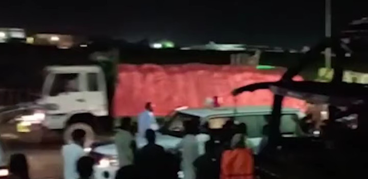 IZGORIO AUTOBUS: Najmanje 17 osoba poginulo u požaru u Pakistanu