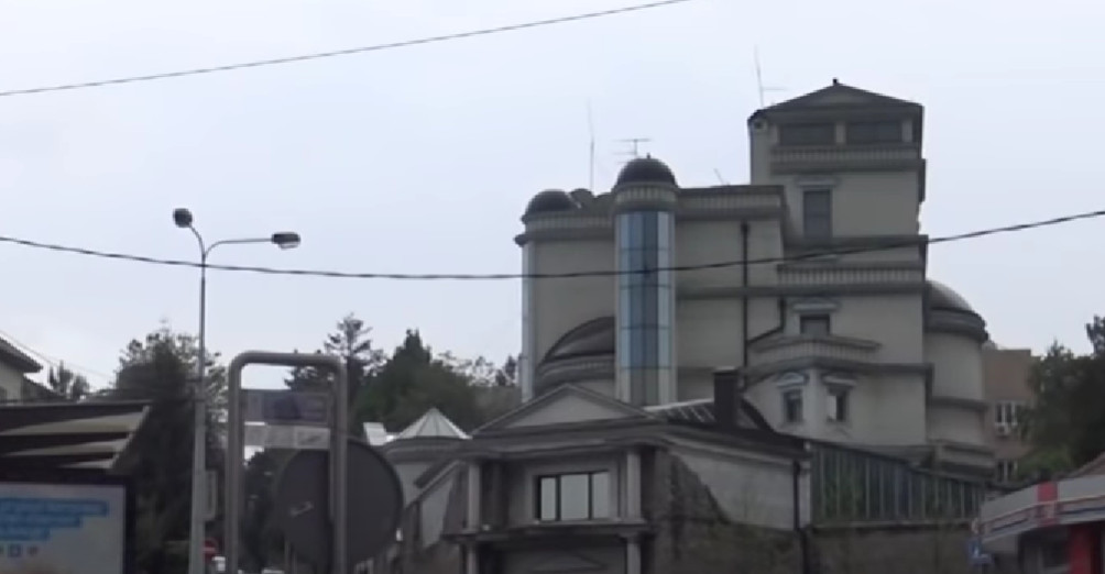 OD CIFRE ĆE VAM SE ZAVRTJETI U GLAVI Ovo su najpaprenije kuće estrade