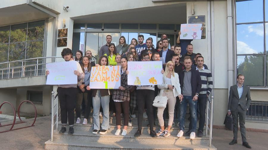 TRAŽE ISPLATU ZARADA Pripravnici protestovali ispred Ministasrtva prosvjete