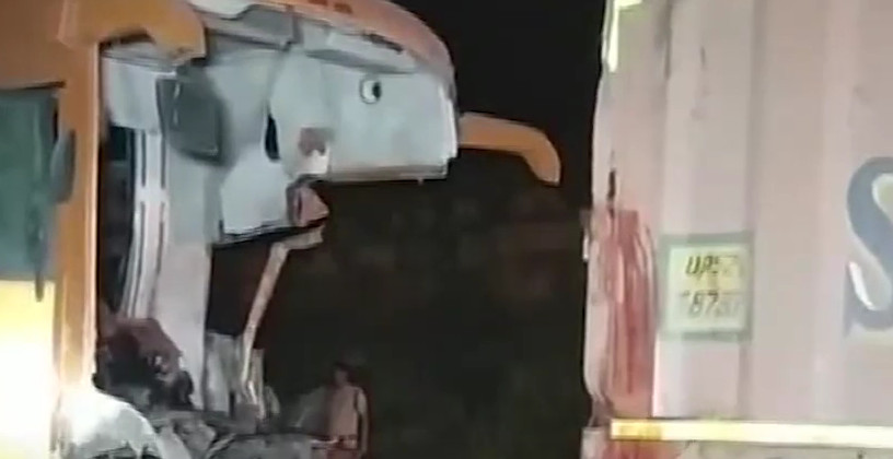 UŽAS U INDIJI: Poginulo 15 ljudi u sudaru autobusa i kamiona