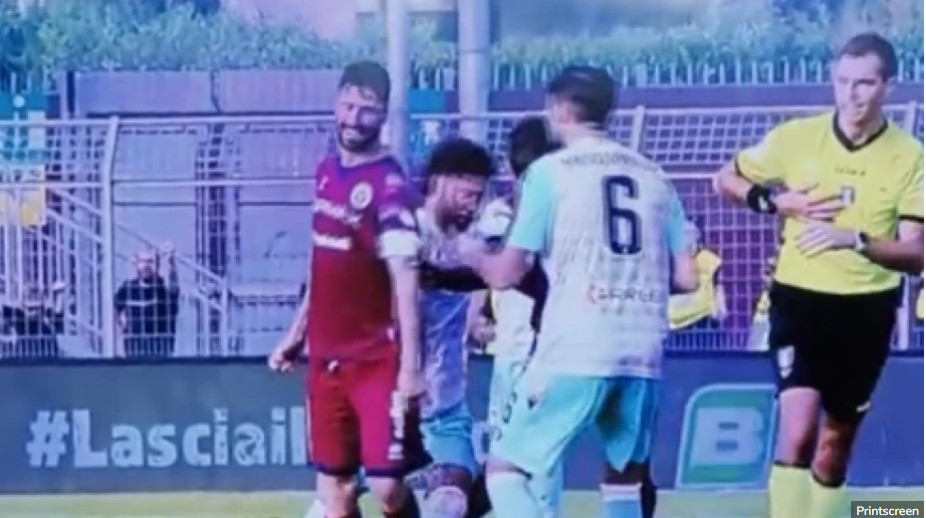 KAKVA GLUPOST! Nagazio rivala na glavu, ovo je za zatvor (VIDEO)