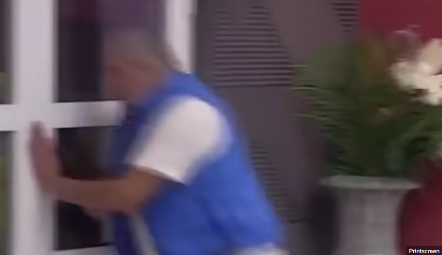 JEZIVI SNIMAK MIKIJA ĐURIČIĆA Zadrugar u jeku nervnog sloma udara glavom u staklo, cimeri u šoku (VIDEO)