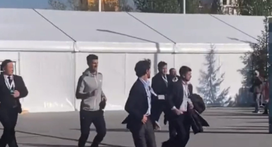 NOLE DŽOGIRA NAPOLJU Ljudi pored njega trče u odijelima i brane ga od djece (VIDEO)
