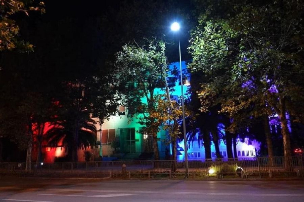 Zgrada Skupštine u bojama duge do 8. oktobra