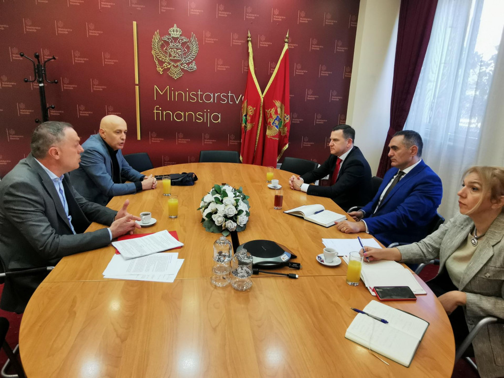 DAMJANOVIĆ I VOJINOVIĆ: Neophodno poboljšati standard prosvjetnih radnika