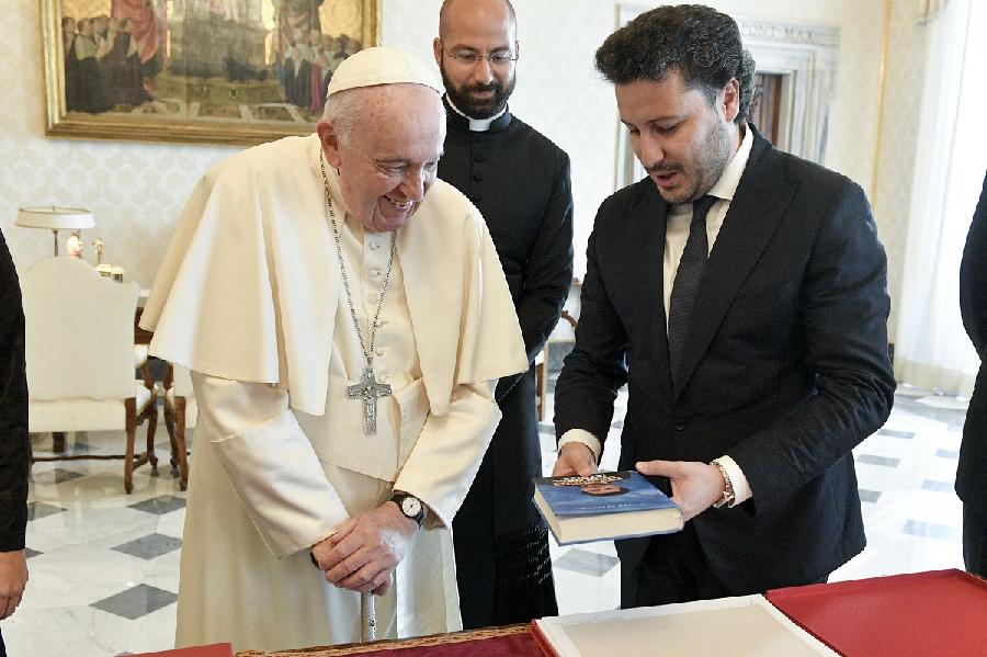 POSJETA VATIKANU Papa i Abazović razmijenili autorske knjige, EVO šta piše u posveti