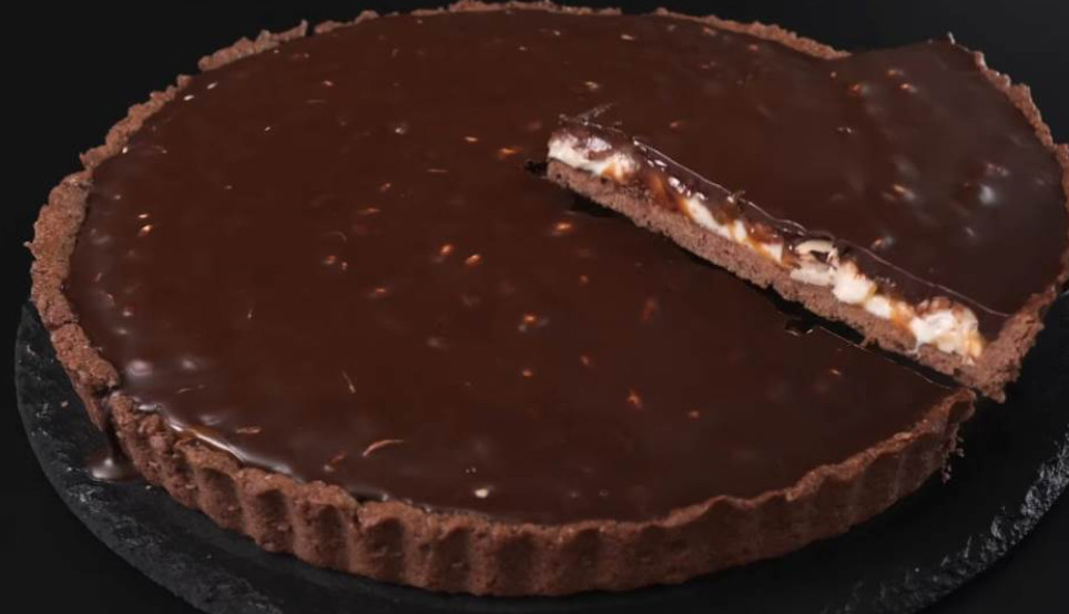NEODOLJIVA SNIKERS TORTA: Osvojiće vas na prvi zalogaj!