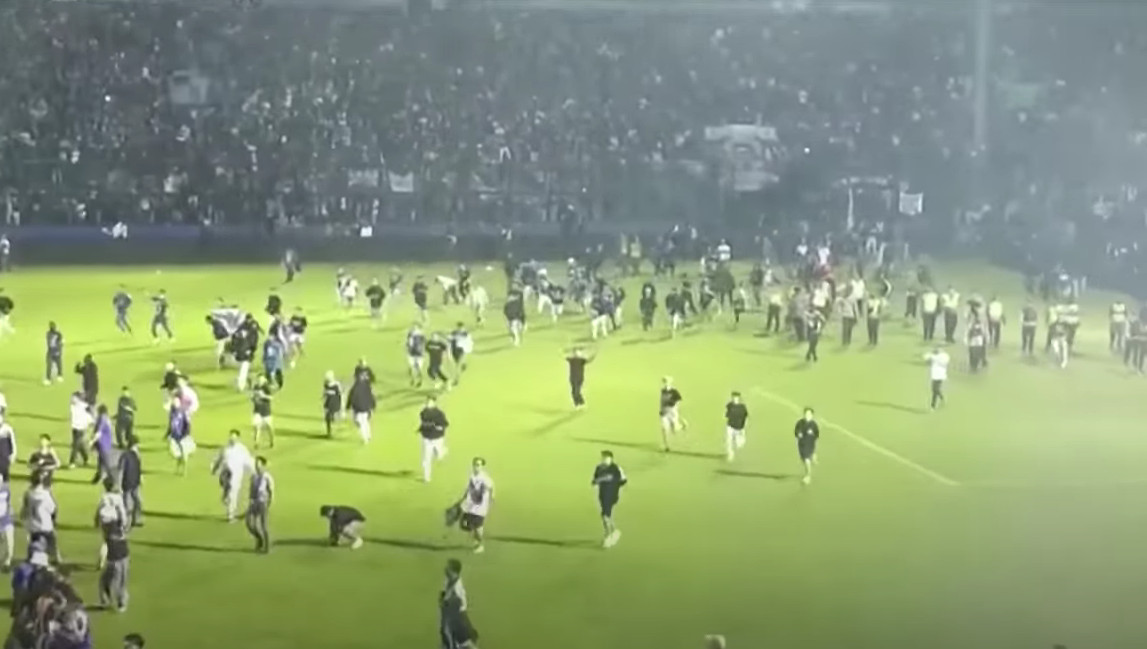 MEĐU ŽRTVAMA STAMPEDA U INDONEZIJI 32 DJECE: Neka su pregažena, dok su se druga ugušila na stadionu