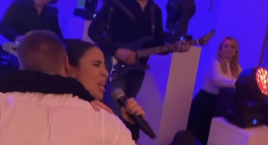 VIŠE SE NE KRIJU Dunja Jovanić pokazala dečka, zapjevala mu na uvo (FOTO)