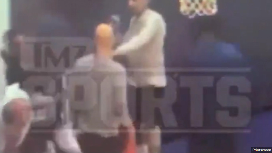 SKANDAL O KOJEM BRUJI PLANETA Isplivao snimak sramne tuče - NBA zvezda brutalno nokautirala saigrača (VIDEO)
