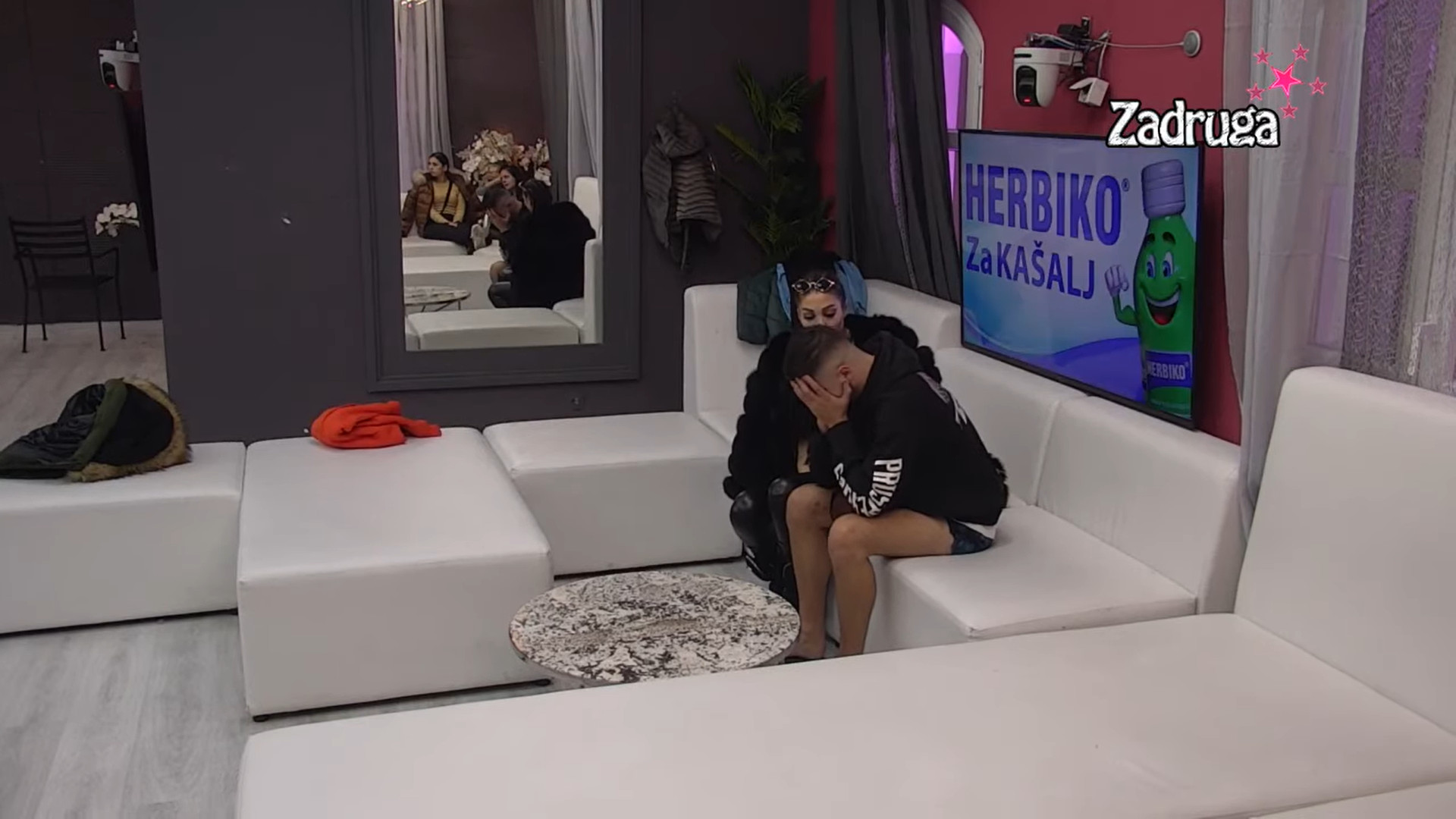 MAJA PONOVO KRVNIČKI TUČE BILALA: Jezive scene, štipa ga i guši, a onda briznula u plač! (VIDEO)