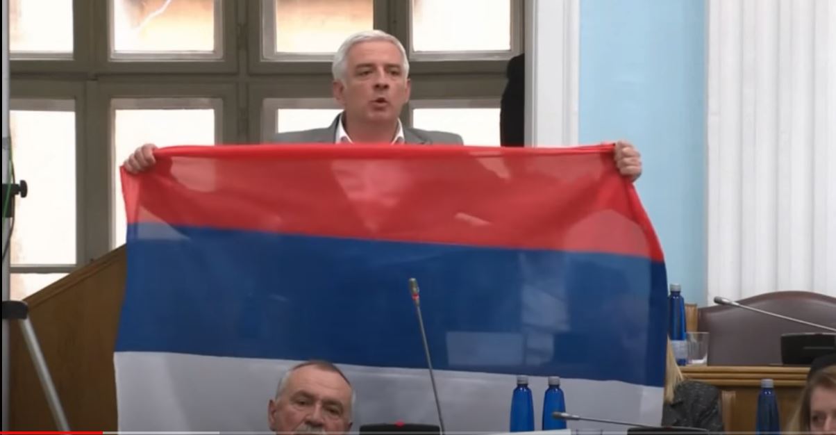„AKO JE NEKO VEZAN ZA MILA, TO NIJE NAŠ PROBLEM“: Vučurović o preporukama međunarodnih partnera