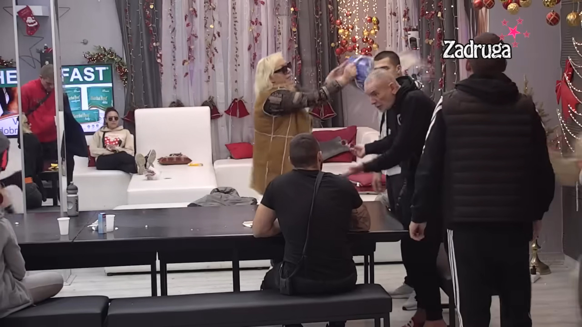 OBRAČUN VETERANA! Zorica polila Lepog Miću kofom LEDENE VODE! (VIDEO)