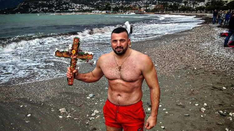 PLIVAO ZA ČASNI KRST U BARU! Vladimir Tomović uvek je isticao da je veliki vernik