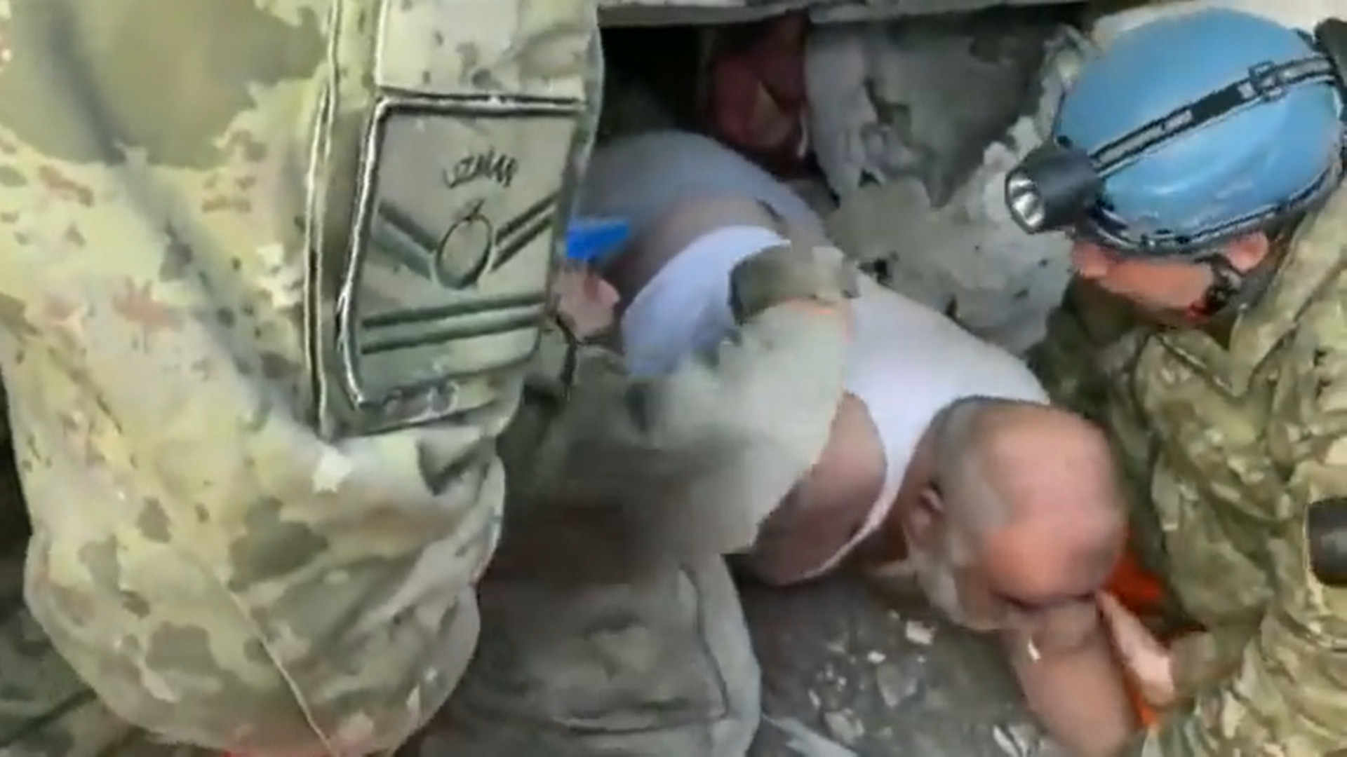 (VIDEO) Šokirao spasioce: Izvukli ga iz ruševina sa cigaretom u ustima