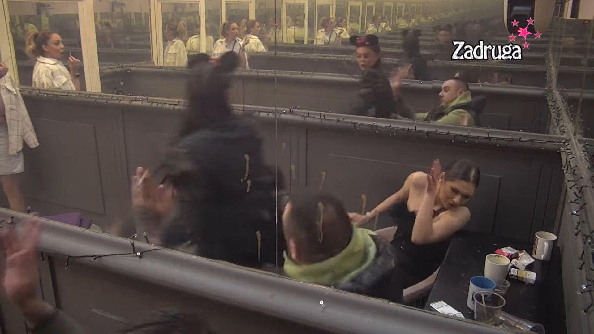 LJUBAV ILI LUDILO?! Maja krvnički udarila Milicu ZBOG CARA! (VIDEO)