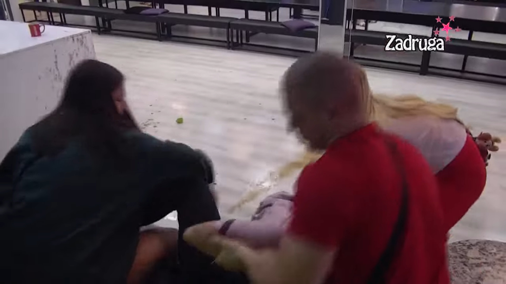 BRUTALNA ŽENSKA TUČA Palčica krvnički nasrnula na Anitu! (UZNEMIRUJUĆI VIDEO)