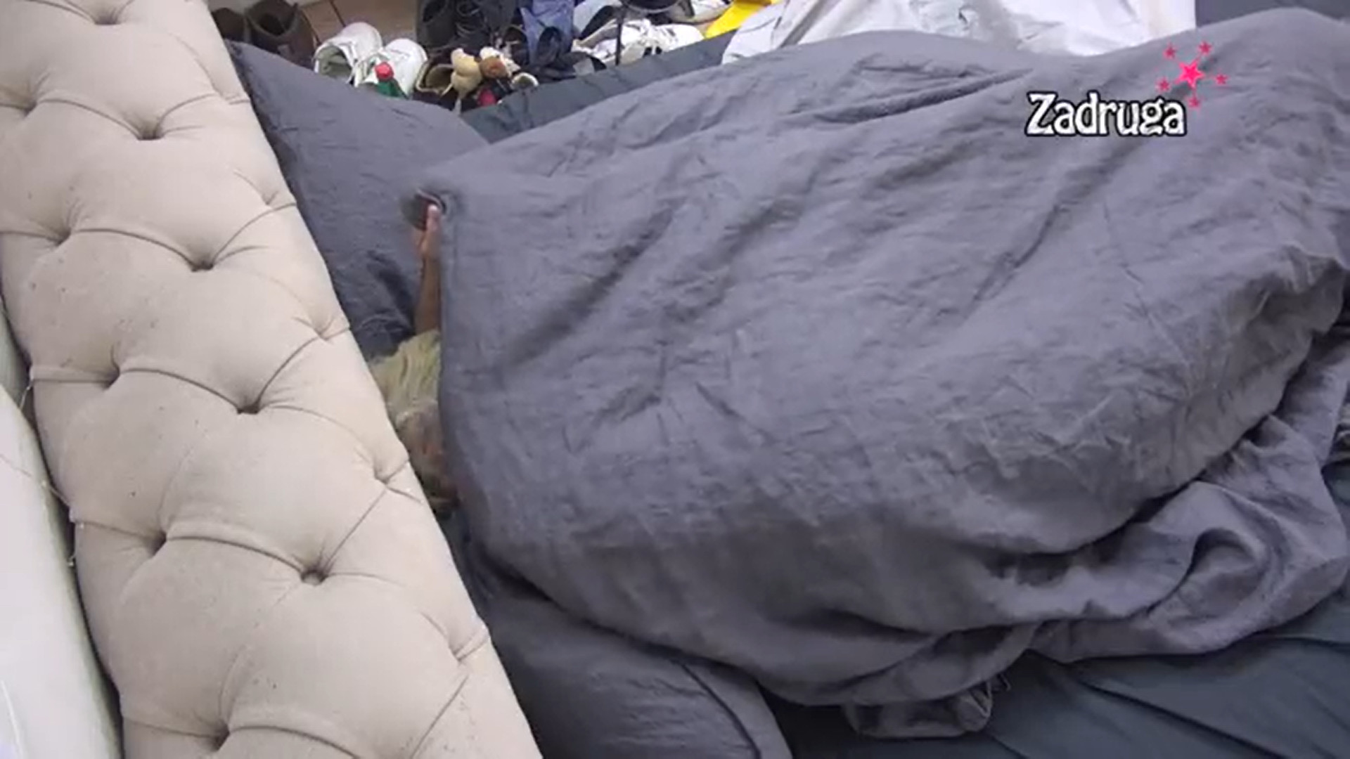 NE SMETA JOJ MILKINA POSTELJINA! Aleks ZAJAHALA Cara, SVE SE TRESE! (VIDEO 18+)