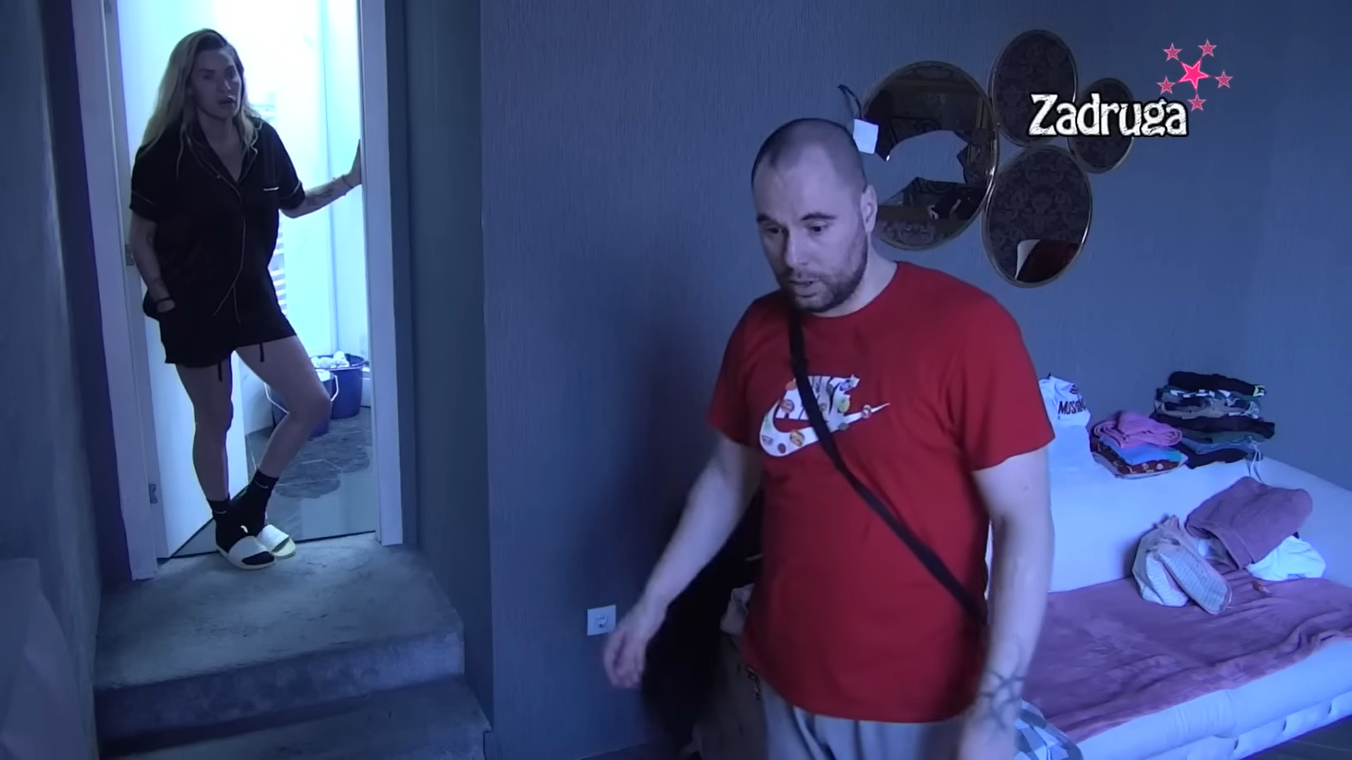 ISKASAPLJENA NOGA ZVEZDANA SLAVNIĆA U Zadruzi je pokušao da odere tetovažu posvećenu Ani, a evo kako sad rana izgleda!
