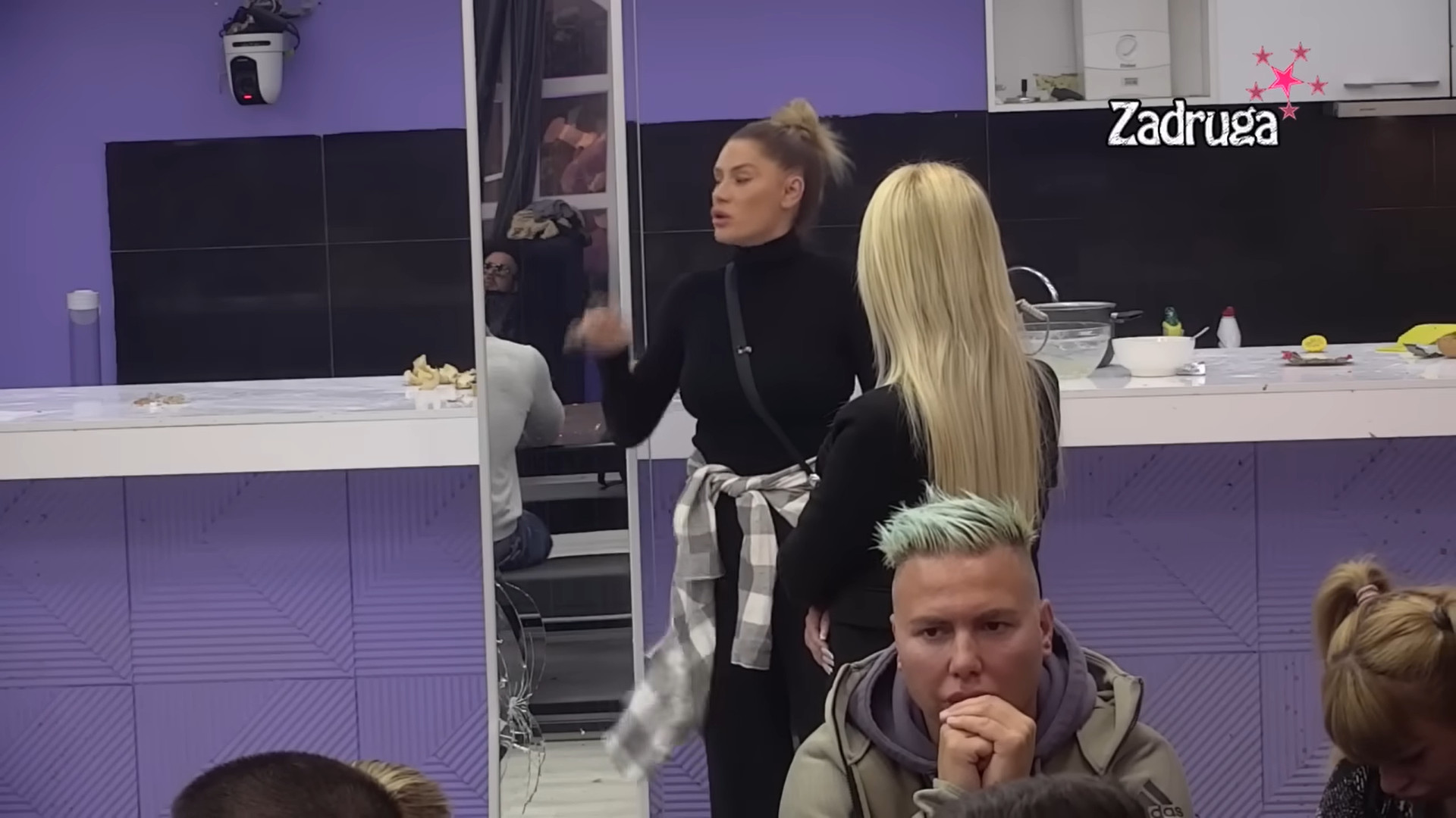 NAPALI JE SVI ZADRUGARI Anu Ćurčić optužili da je folirant, Zvezdan se sladi dok je njegovi drugovi urnišu!