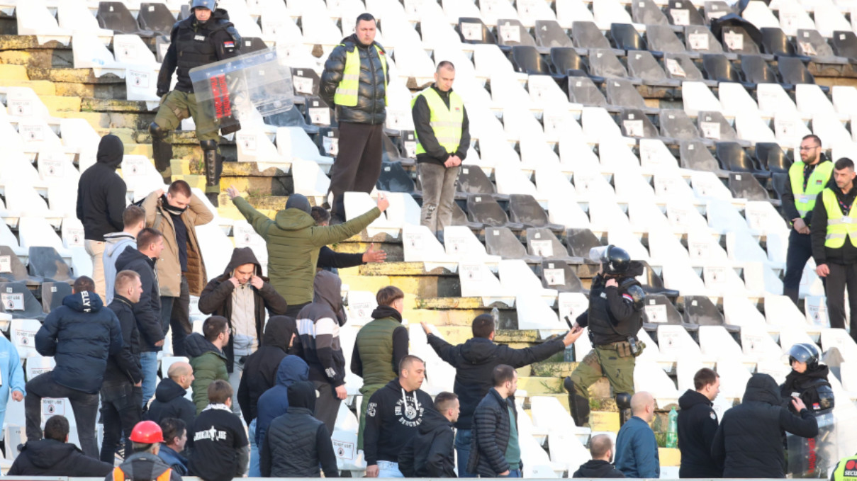 Haos na tribinama, prekinut meč Čukarički - Partizan