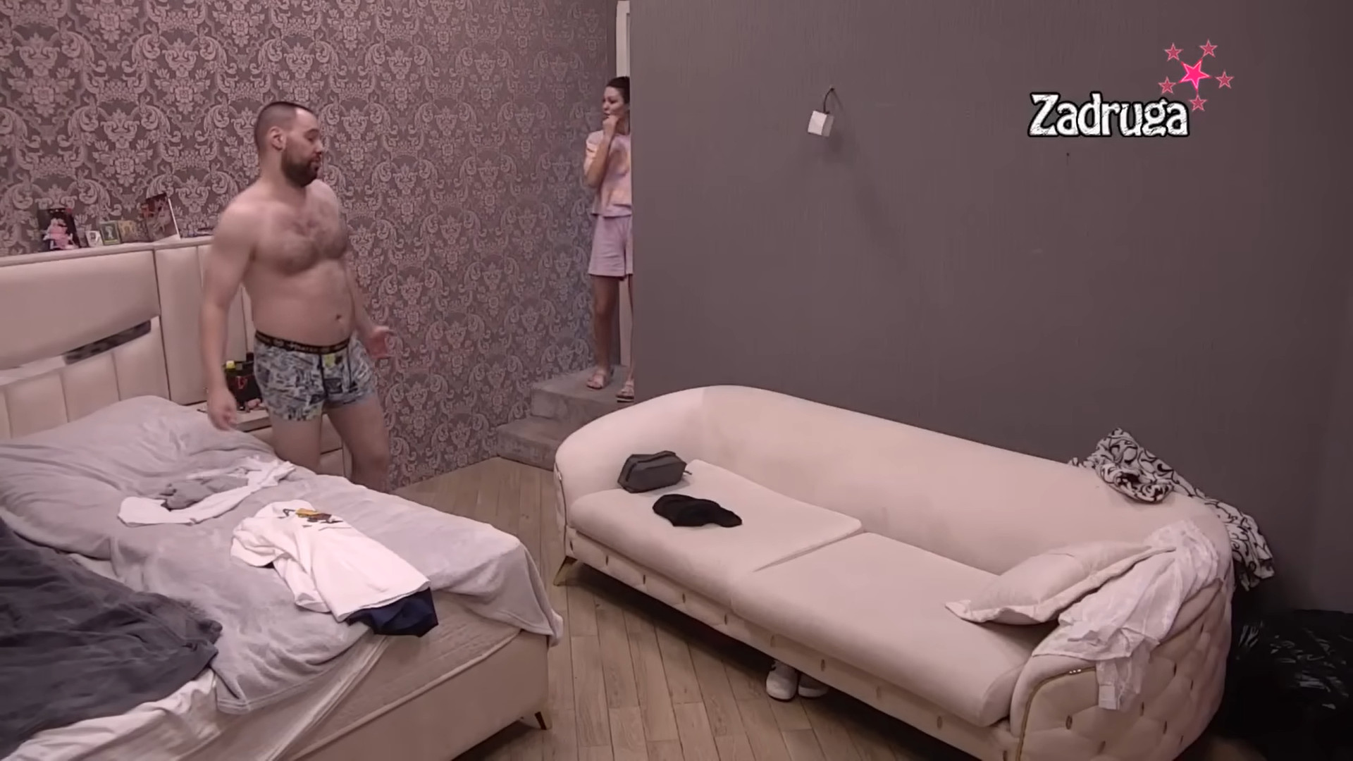 OSKRNAVILI ANIN "SVETI KLOZET"! Zvezdan ščepao za vrat Maju u WC, pa je poljubio!
