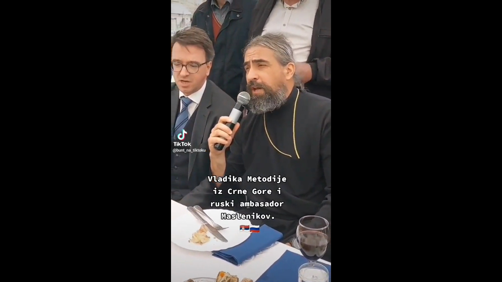 VIDEO KOJI OBARA REKORDE: Vladika Metodije i ambasador Rusije u CG pjevaju „KAĆUŠU“(VIDEO)