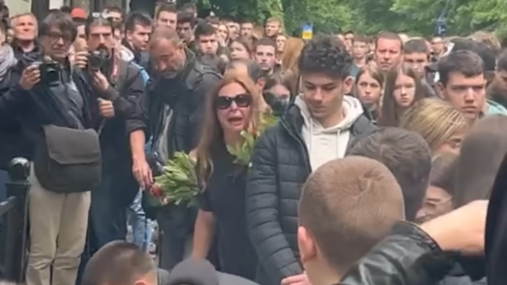 Srbija tuguje i ispraća stradale, cvijeće i svijeće na mjestima zločina