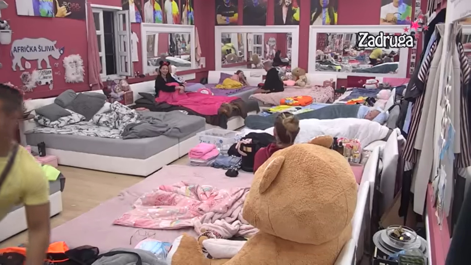 JUČE SUPARNICE, DANAS NAJBOLJE DRUGARICE Maja i Ana udružile snage u nameri da unište Zvezdana i Anu