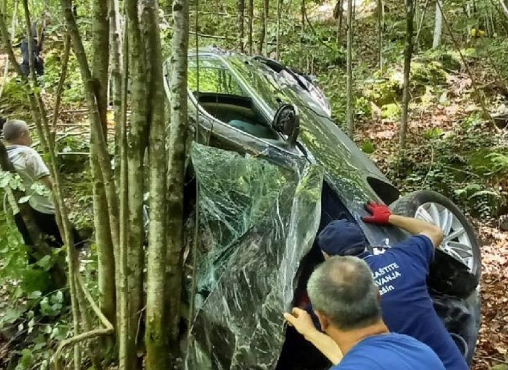 Na putu Kolašin-Podgorica: Automobil sletio sa puta