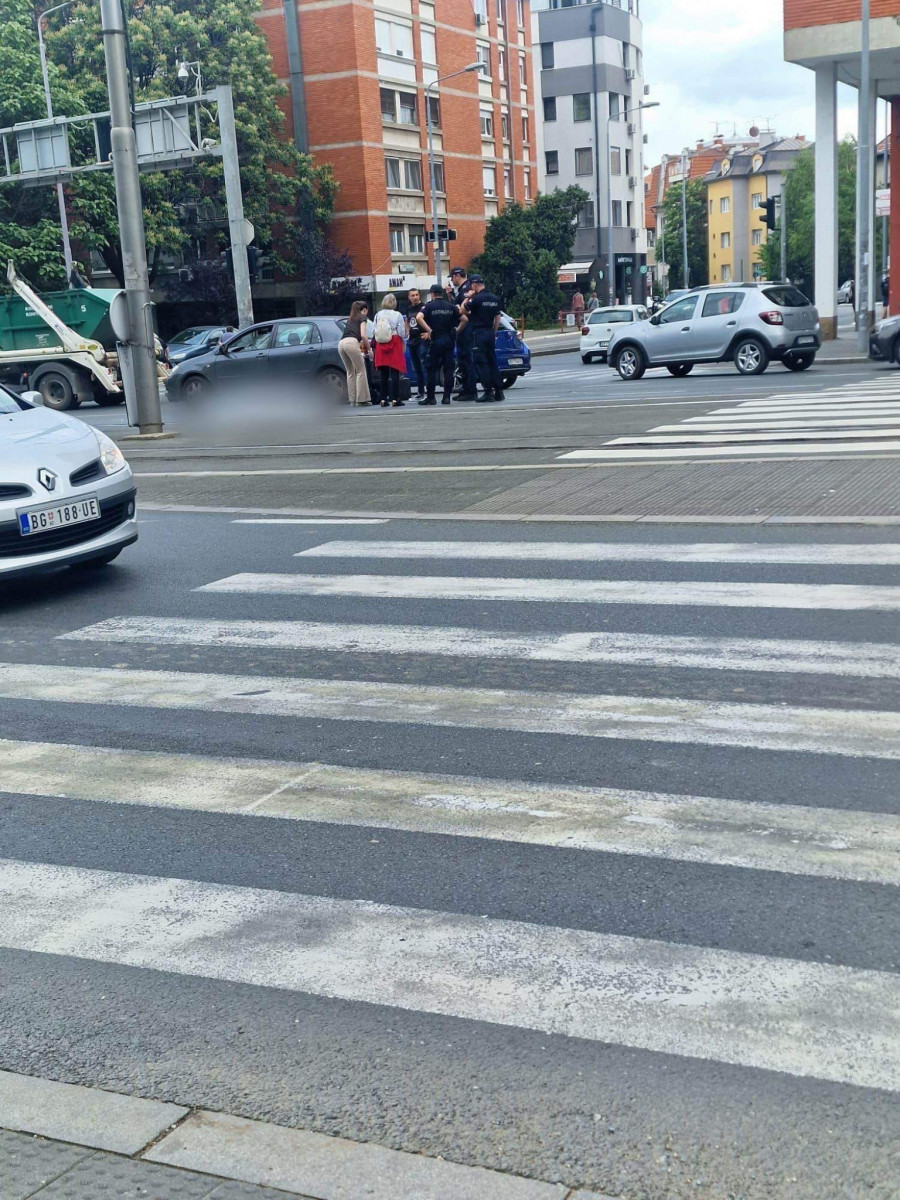 POLICIJA BLOKIRALA BULEVAR Telo prekriveno belim čaršafom leži pored šina (FOTO)
