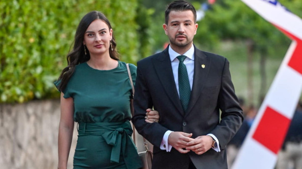 PRVA DAMA CRNE GORE ZADIVILA U NAJJEDNOSTAVNIJEM STAJLINGU Detalj na haljini supruge Jakova Milatovića je OLIČENJE ELEGANCIJE FOTO
