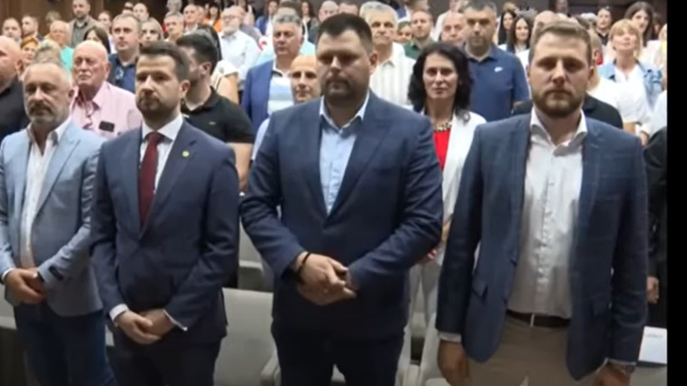 „NIJE U PITANJU MOJ POLOŽAJ RUKU VEĆ STANJE NJIHOVE SVIJESTI“ Gradonačelnik Nikšića prokomentarisao svoj položaj ruku tokom intoniranja CG himne