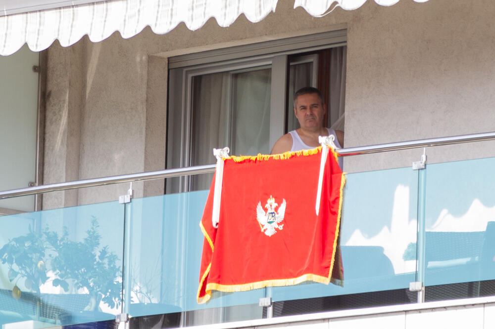 IZADJI MALA, IZADJI MALAA… Veljoviću zatvorenici pjevaju čuvenu pjesmu
