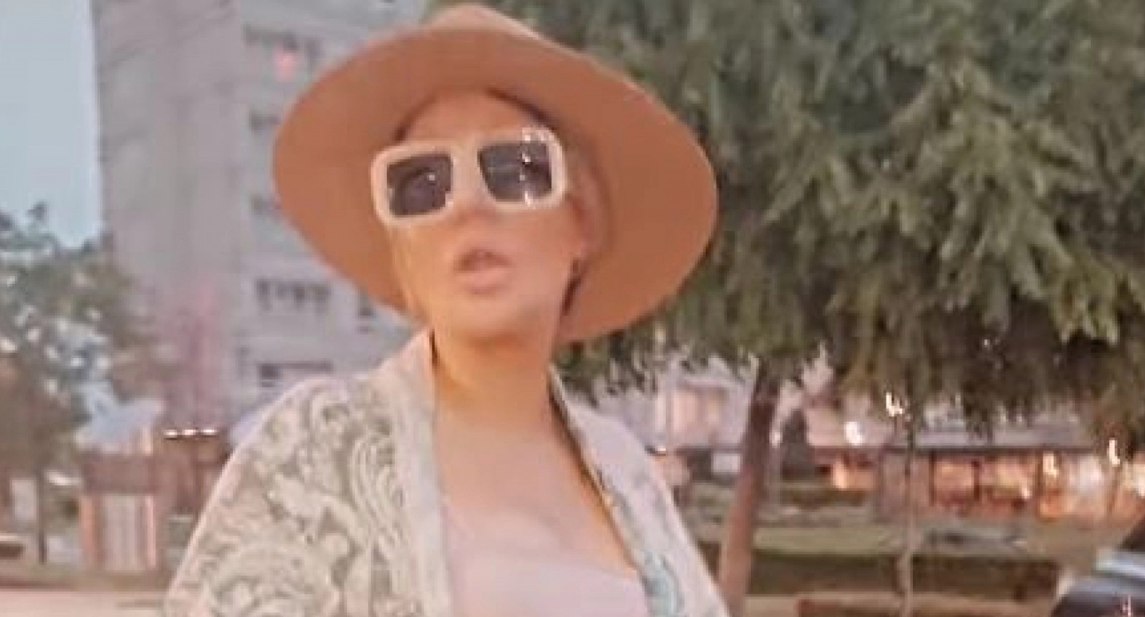 SKANDALOZNO IZDANJE ANE NIKOLIĆ Pjevačica se ne odvaja od flaše, tetura se i pjeva iz sveg glasa (VIDEO)