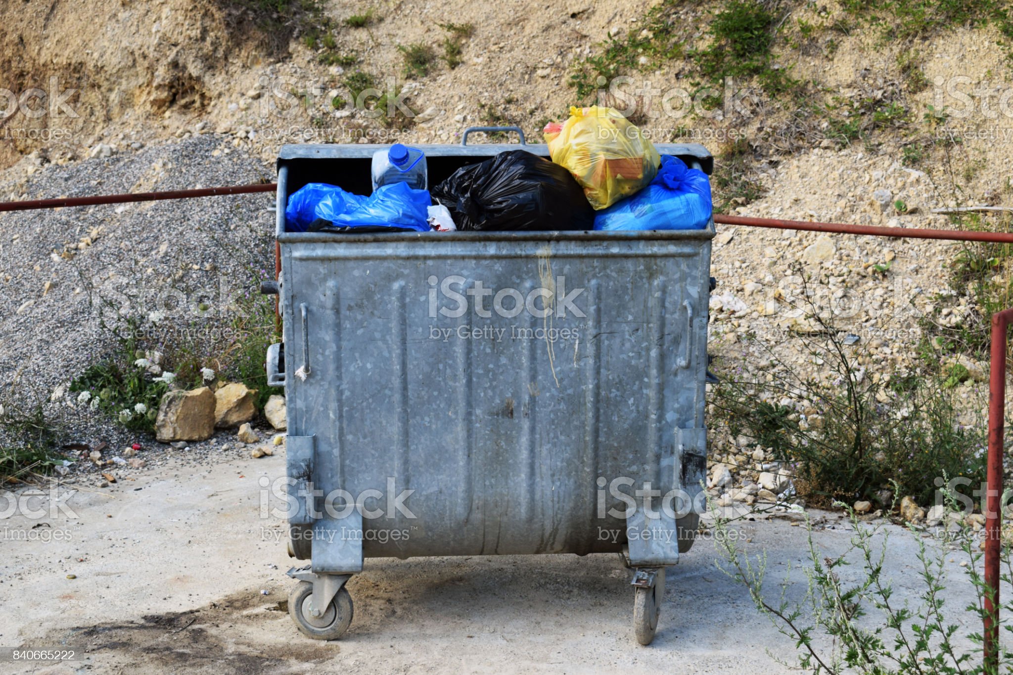 Tri kontejnera u Maslinama prepuna dokumentacije: Rasute kasete, dokumenta iz Grada, tužilaštva…