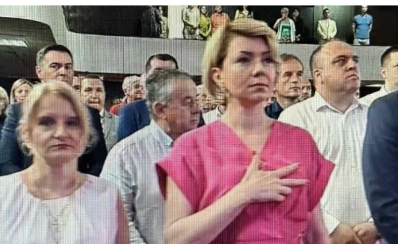 Poslanica NOVE Jelena Božović sa TRI PRSTA na srcu ispratila himnu!