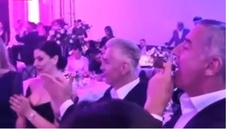 DVOSTRUKI ARŠINI Milo puši tompus dok se izvodi himna Crne Gore