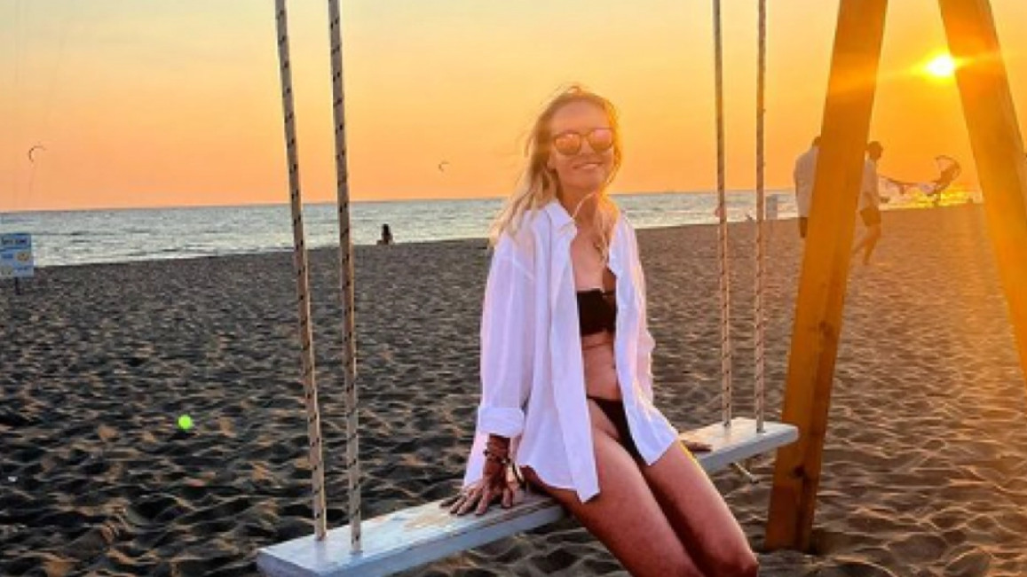 ŽENA SLAVIŠE ČUROVIĆA SE SKINULA I POKAZALA HOT TIJELO Poze iz različitih kadrova oduzimaju dah, opustila se i zaigrala! (FOTO)