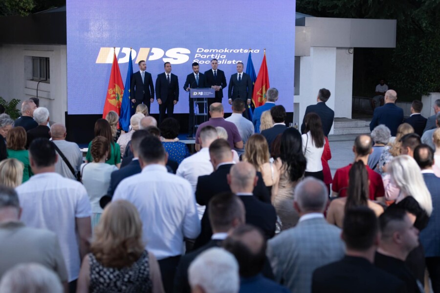 DPS Demokrate pokazuju svoju hrabrost tako što podviju rep pred DF-om