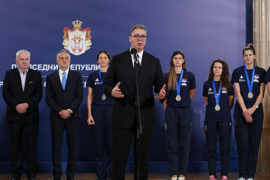 POMENUO SRBE IZ CG: Predsjednik Srbije upriličio prijem za odbojkašice (foto)