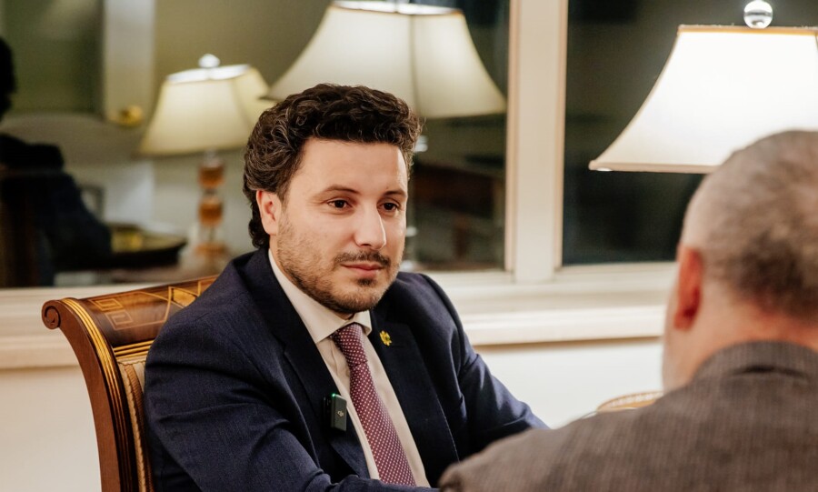 Dritan Abazović u klinču sa novinarom Glasa Amerike (video)