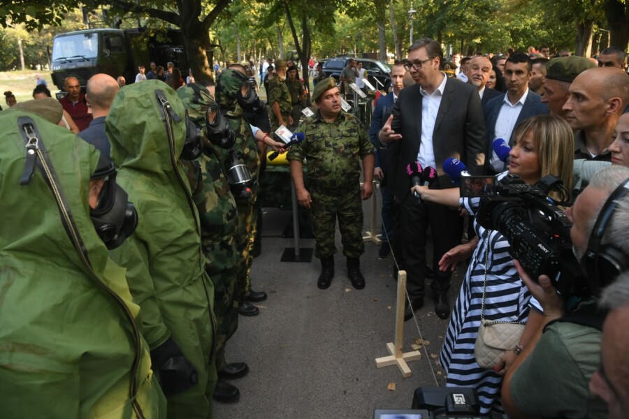PREDSJEDNIK SRBIJE Dičimo se trobojkom i snažnom vojskom (foto)