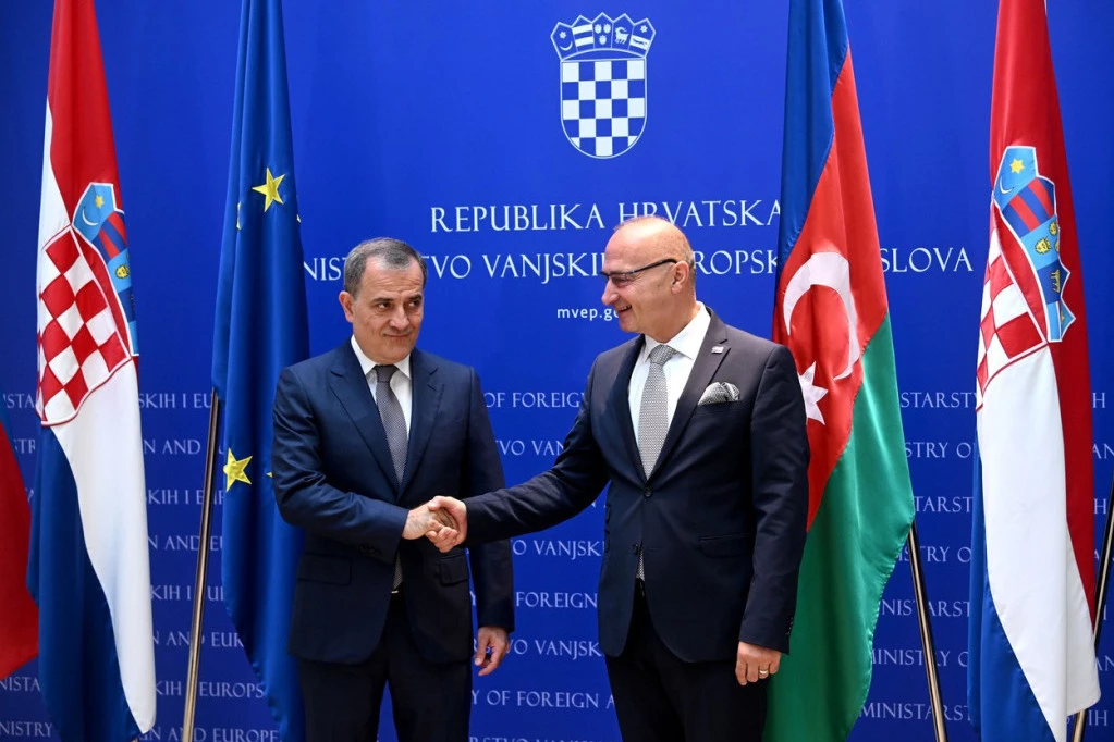 Zvaničnici u Hrvatskoj dočekali Jejhuna Bajramova sa pogrešnom zastavom