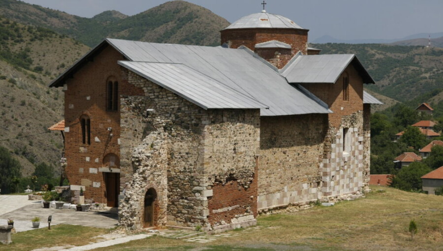 ČUJU SE PUCNJI Upad maskiranih osoba u Manastir Banjska (video)