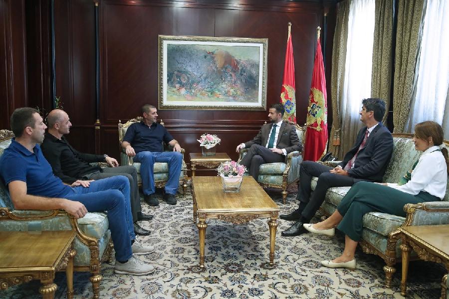 Milatović sa porodicama stradalih u Murinu
