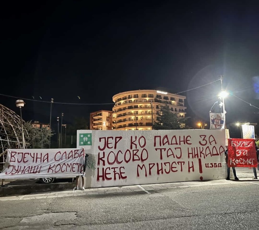 Navijači Crvene zvezde iz Budve odali poštu poginulim Srbima na Kosovu i Metohiji