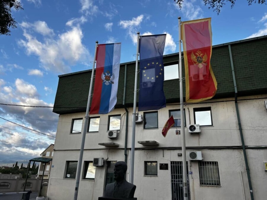 DPS NASJEKIRAN: Srpska trobojka u Zeti sraman čin